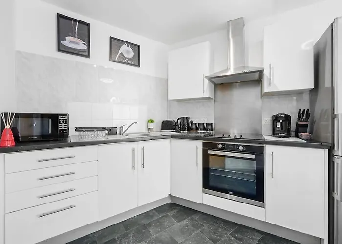 Cityfront Luxe Apt Near City Centre Facing Etihad & Coop Live, Free Parking